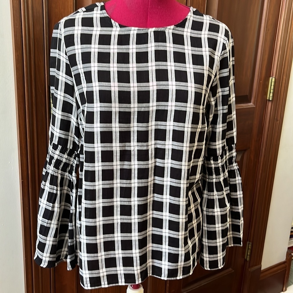Beach lunch lounge  NWOT    Bell sleeve crewneck blouse    Black/ White   Size S